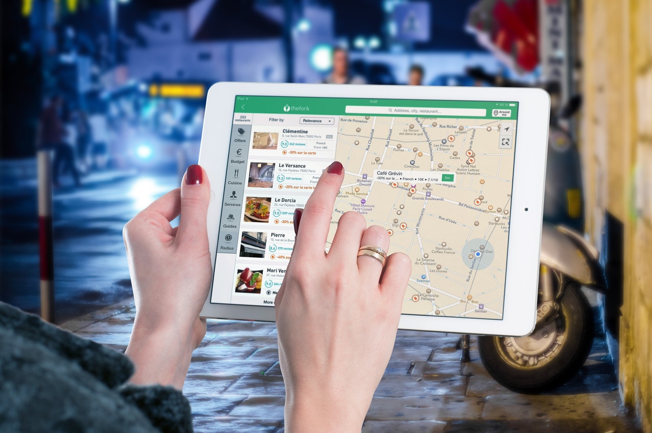 Personal and Ubiquitous Computing - Using gamification to discover cultural heritage locations from geo-tagged photos