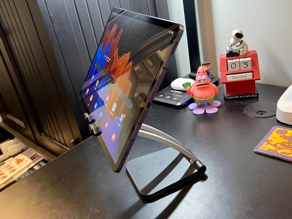 Because the base is not weighted, larger tablets become something of a balancing act.
